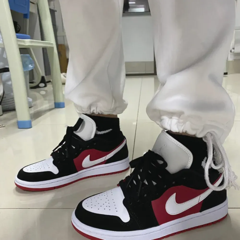 Air Jordan 1 Low ‘Chicago’ Black White Gym Red DC0774-016