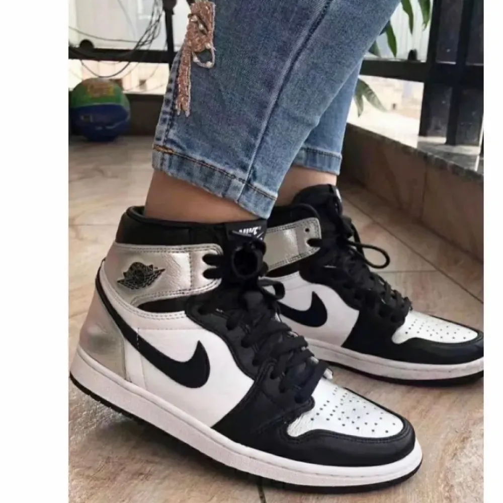 Air Jordan 1 High OG “Metallic Silver”  CD0461-001