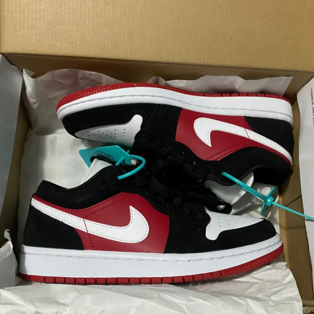 Air Jordan 1 Low ‘Chicago’ Black White Gym Red DC0774-016