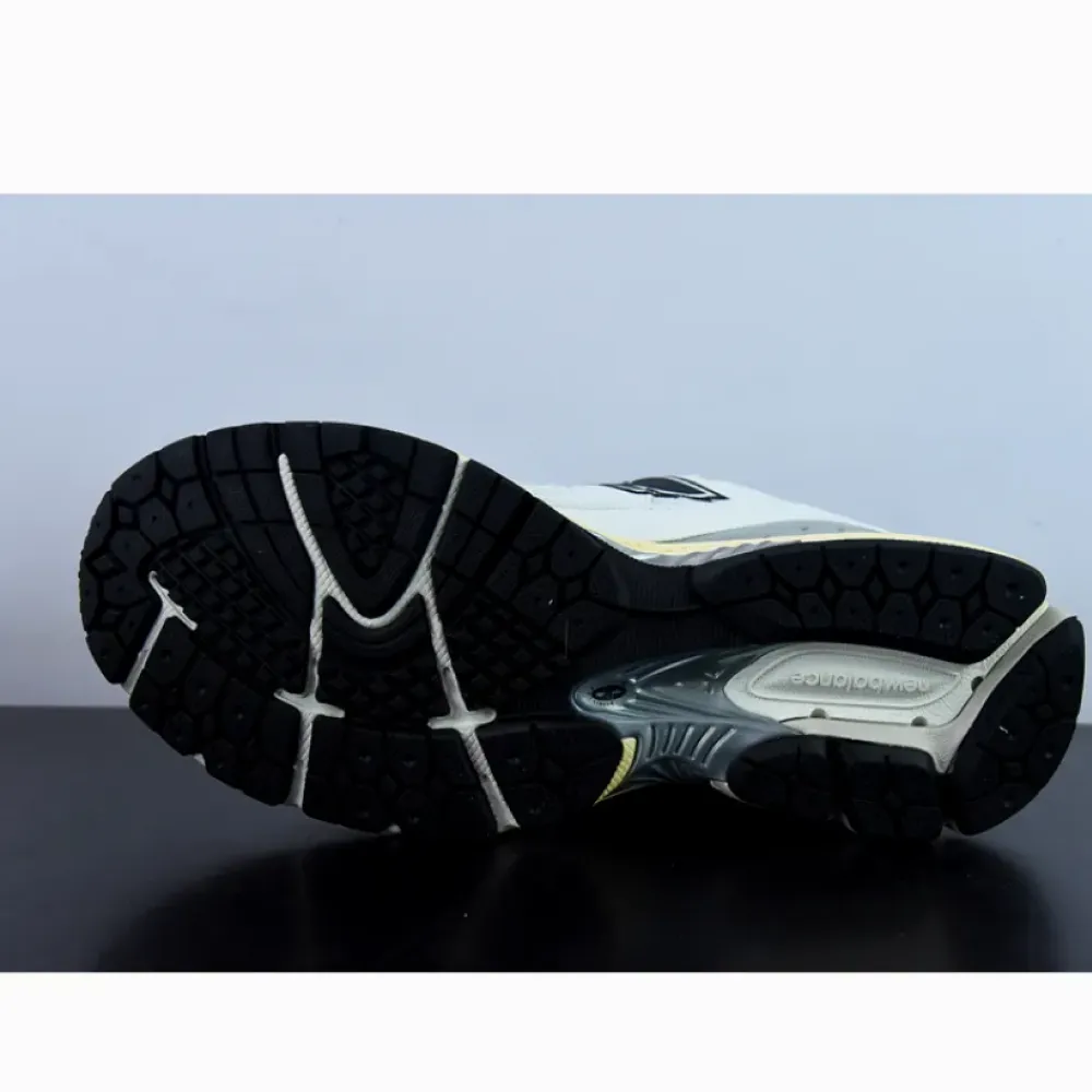 thisisneverthat x New Balance 2002R ‘White’ ML2002RT