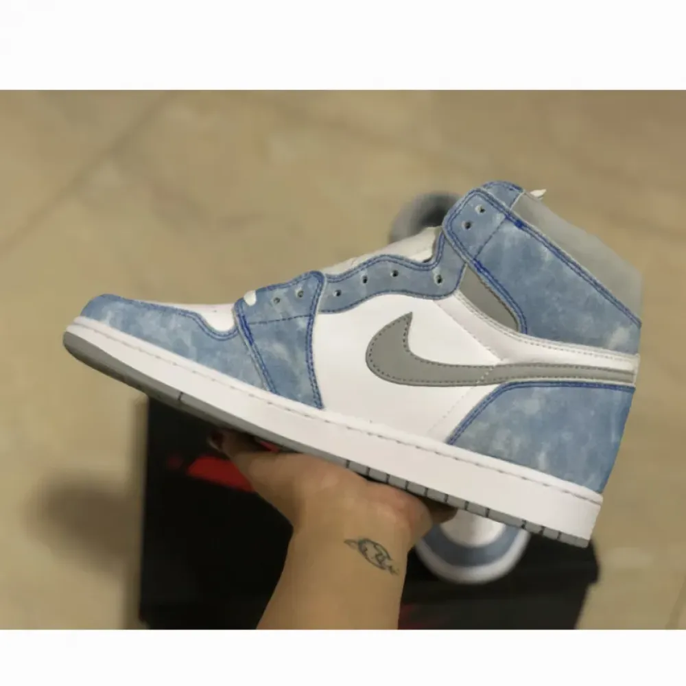 Air Jordan 1 High OG Hyper Royal/Light Smoke Grey-White  555088-402