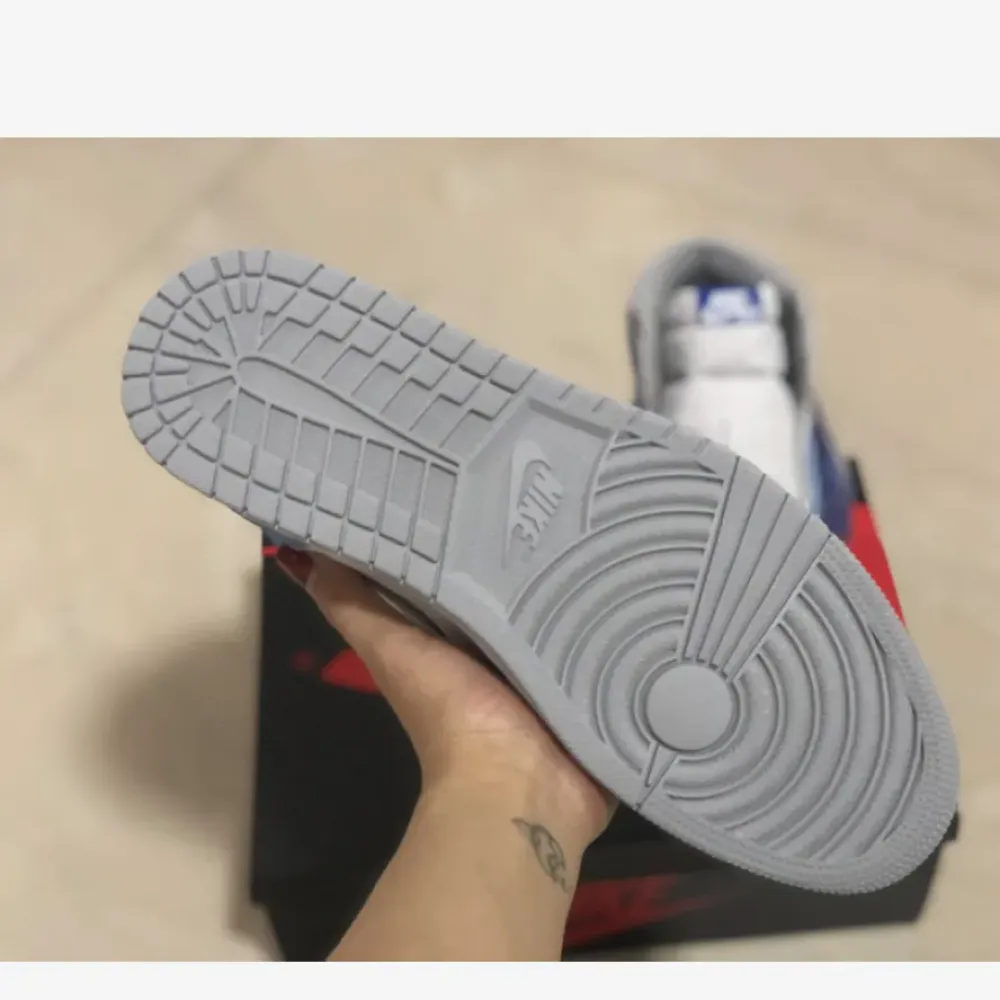 Air Jordan 1 High OG Hyper Royal/Light Smoke Grey-White  555088-402