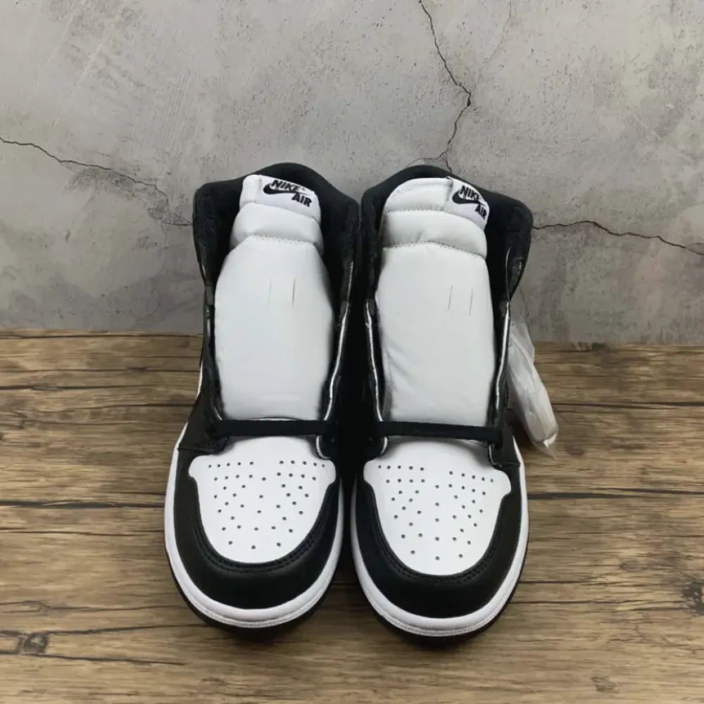 Air Jordan 1 Retro High OG ‘Black/White’  555088-010