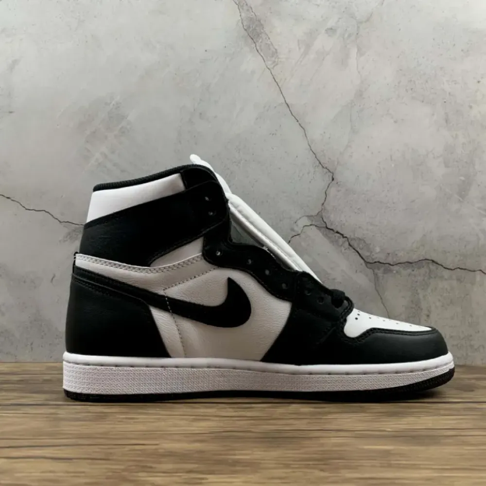 Air Jordan 1 Retro High OG ‘Black/White’  555088-010