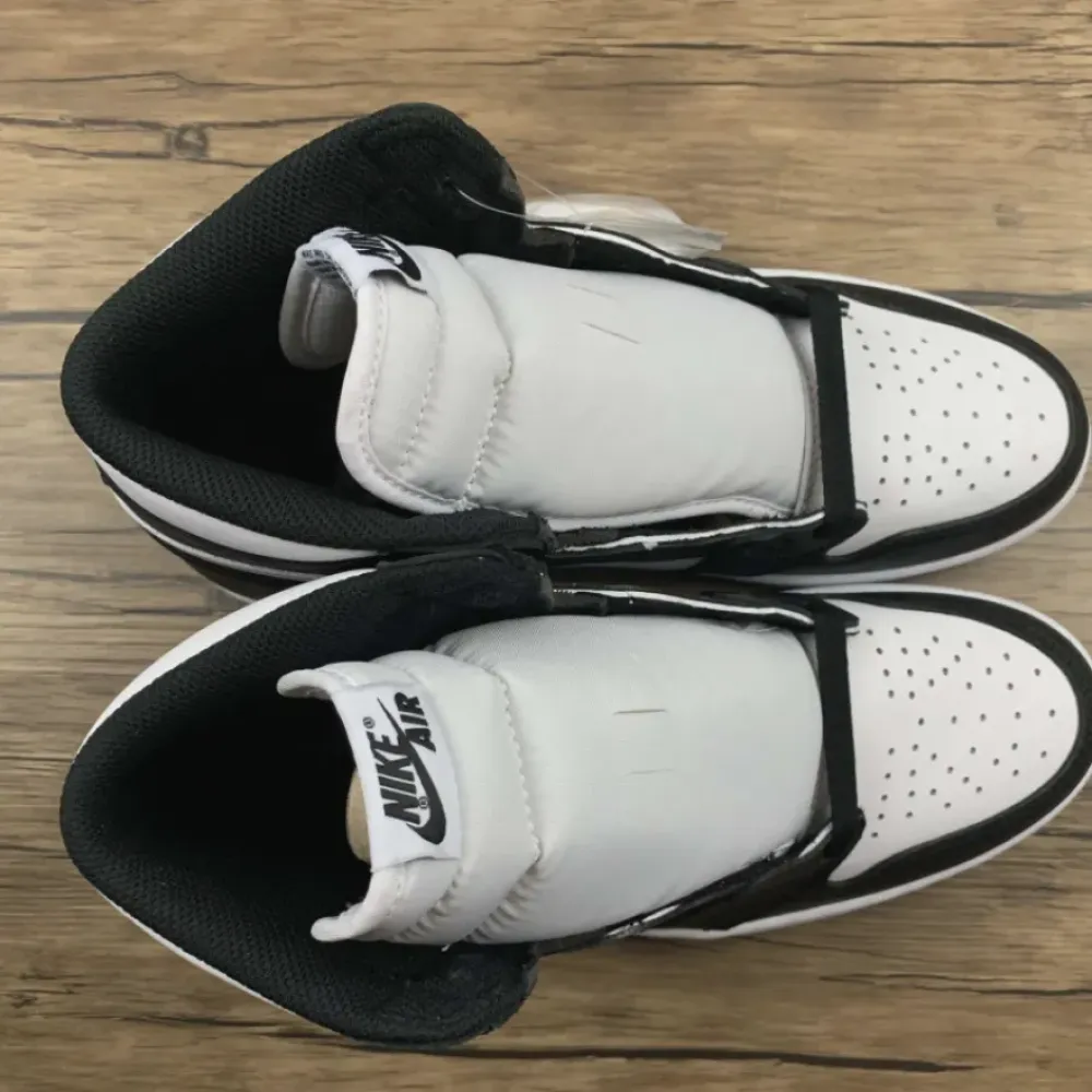 Air Jordan 1 Retro High OG ‘Black/White’  555088-010