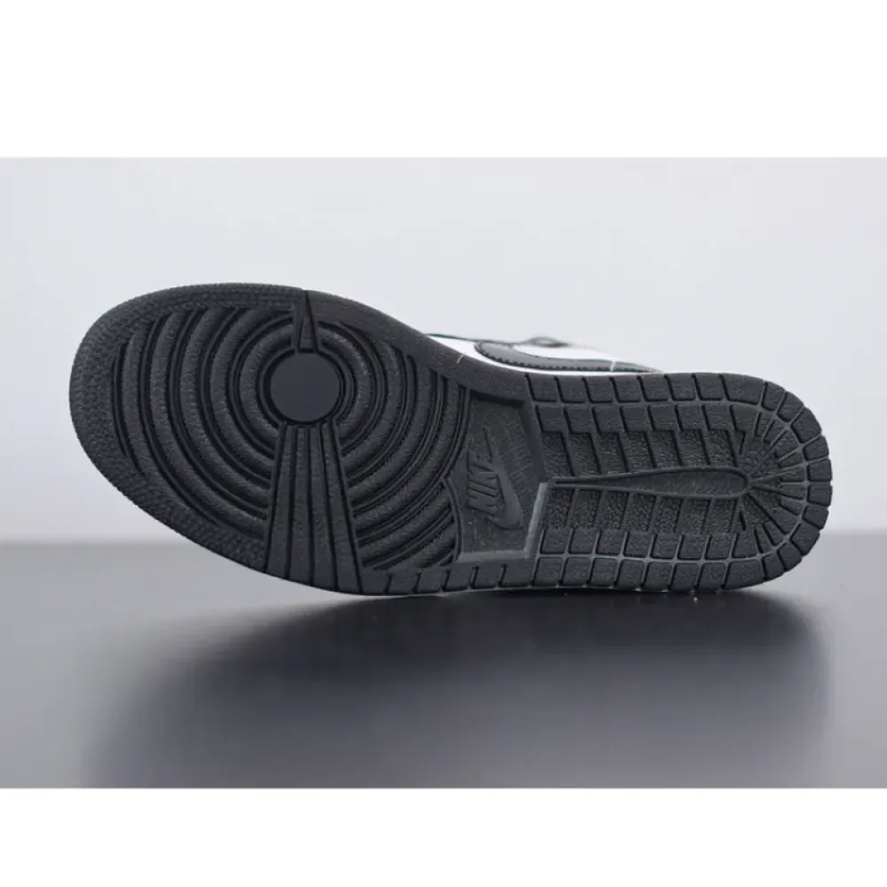 Air Jordan 1 Low Patent “Gold Toe”  CQ9447-700