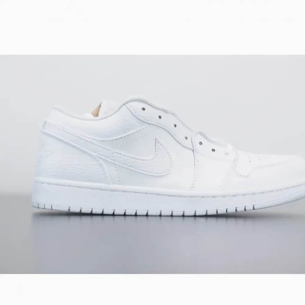 Air Jordan 1 Low ’Triple White’  553558-130