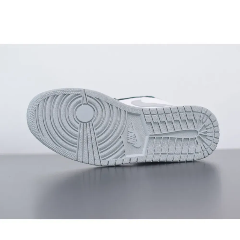Air Jordan 1 Low “Light Smoke Grey” 553558-039
